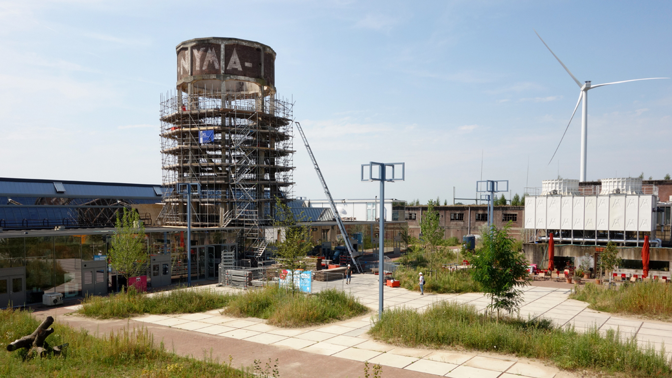 Het terrein van NYMA met de toren