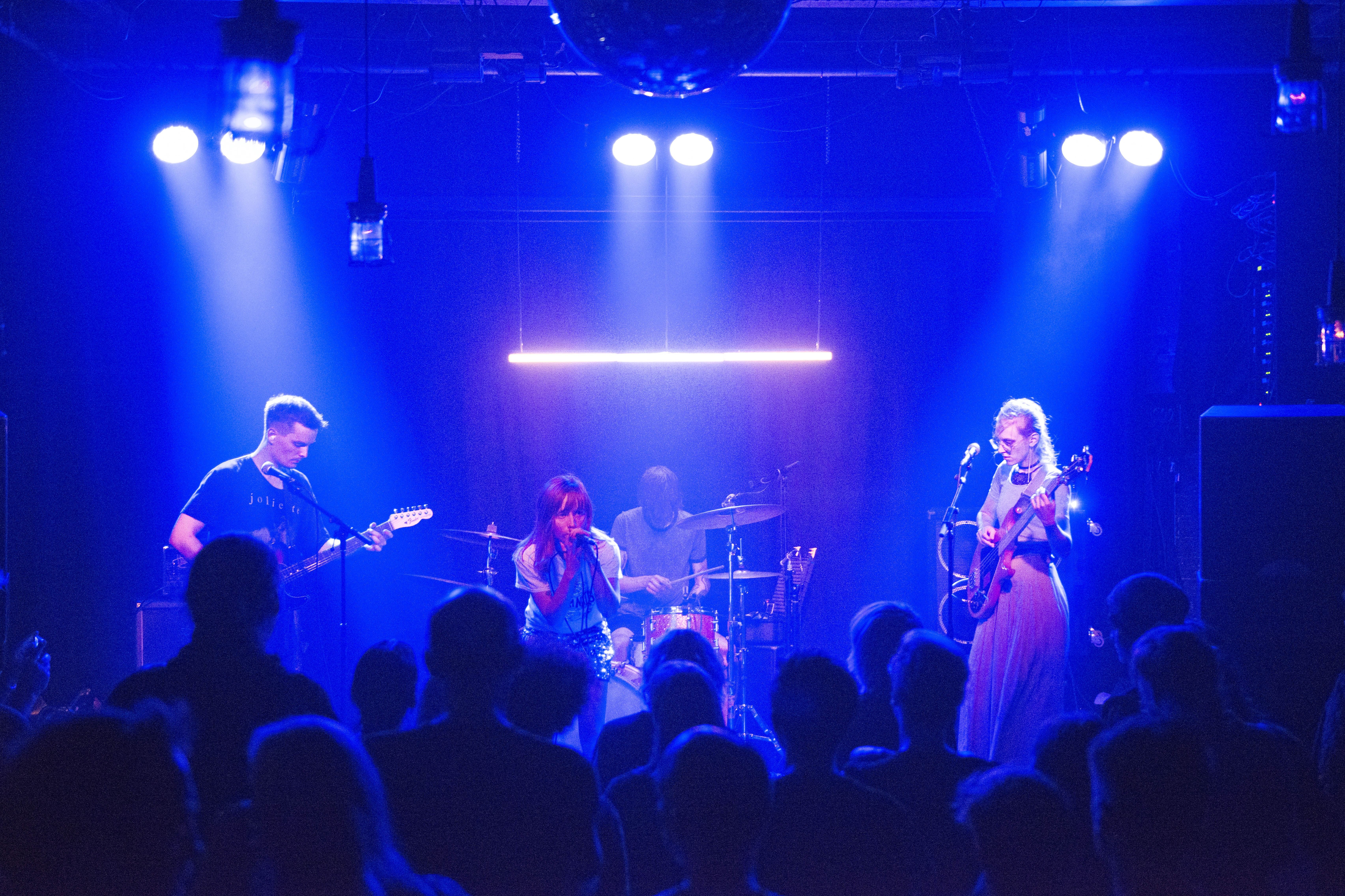 Foto van band op podium met publiek