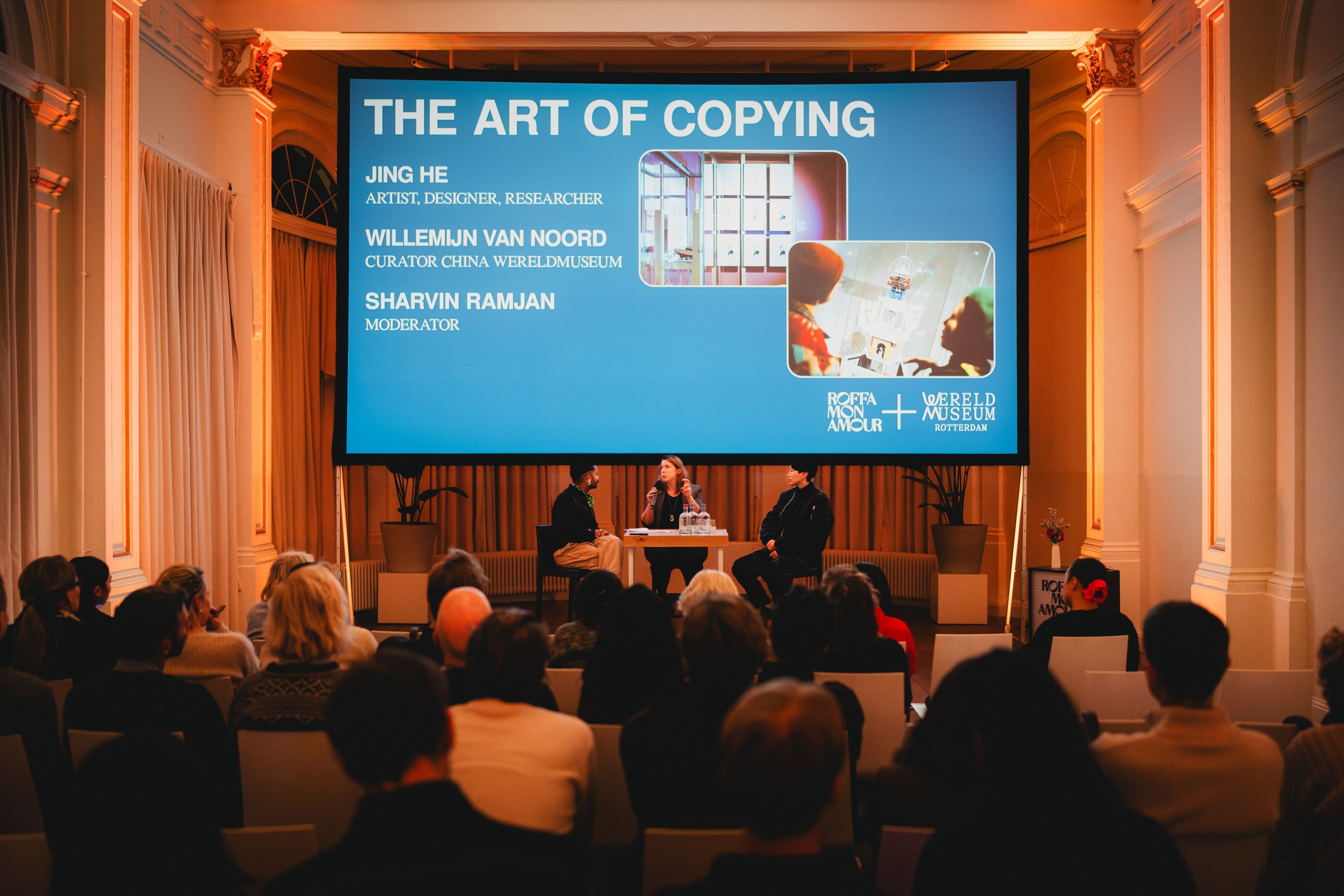 In de zaal van het Wereldmuseum vind een evenement plaats op de slide staat 'The Art of Copying'
