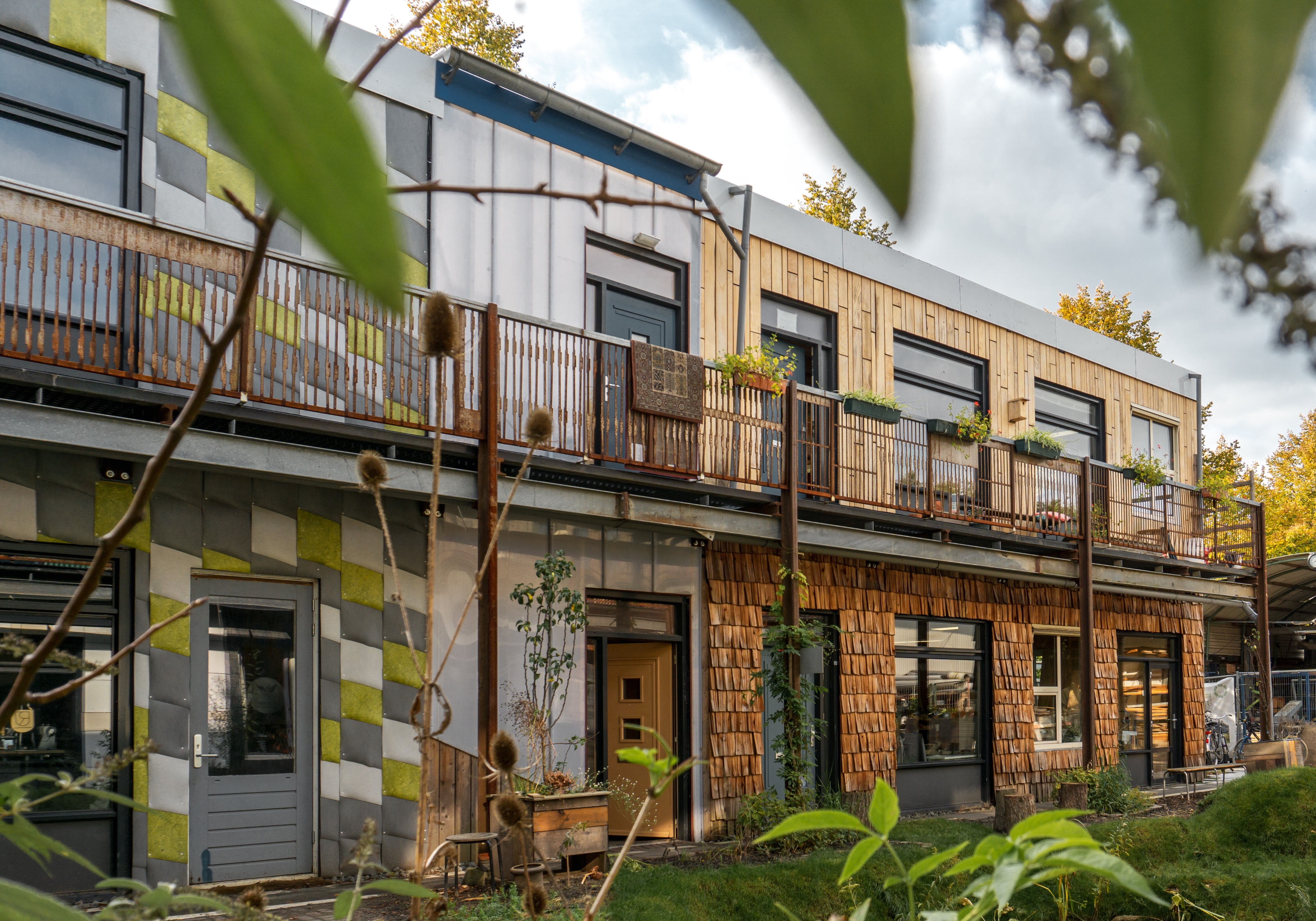 Verschillende huisjes van twee verdiepingen in de broedplaats het Hof van Cartesius