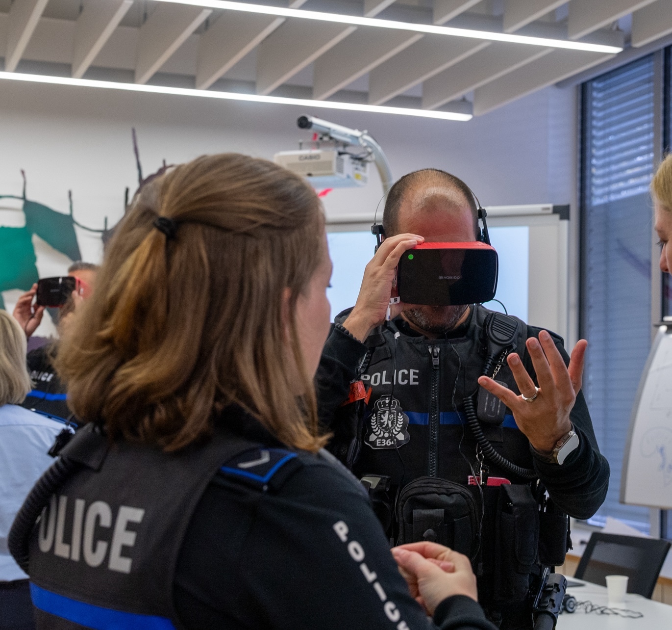 Politieagent kijkt door VR-bril
