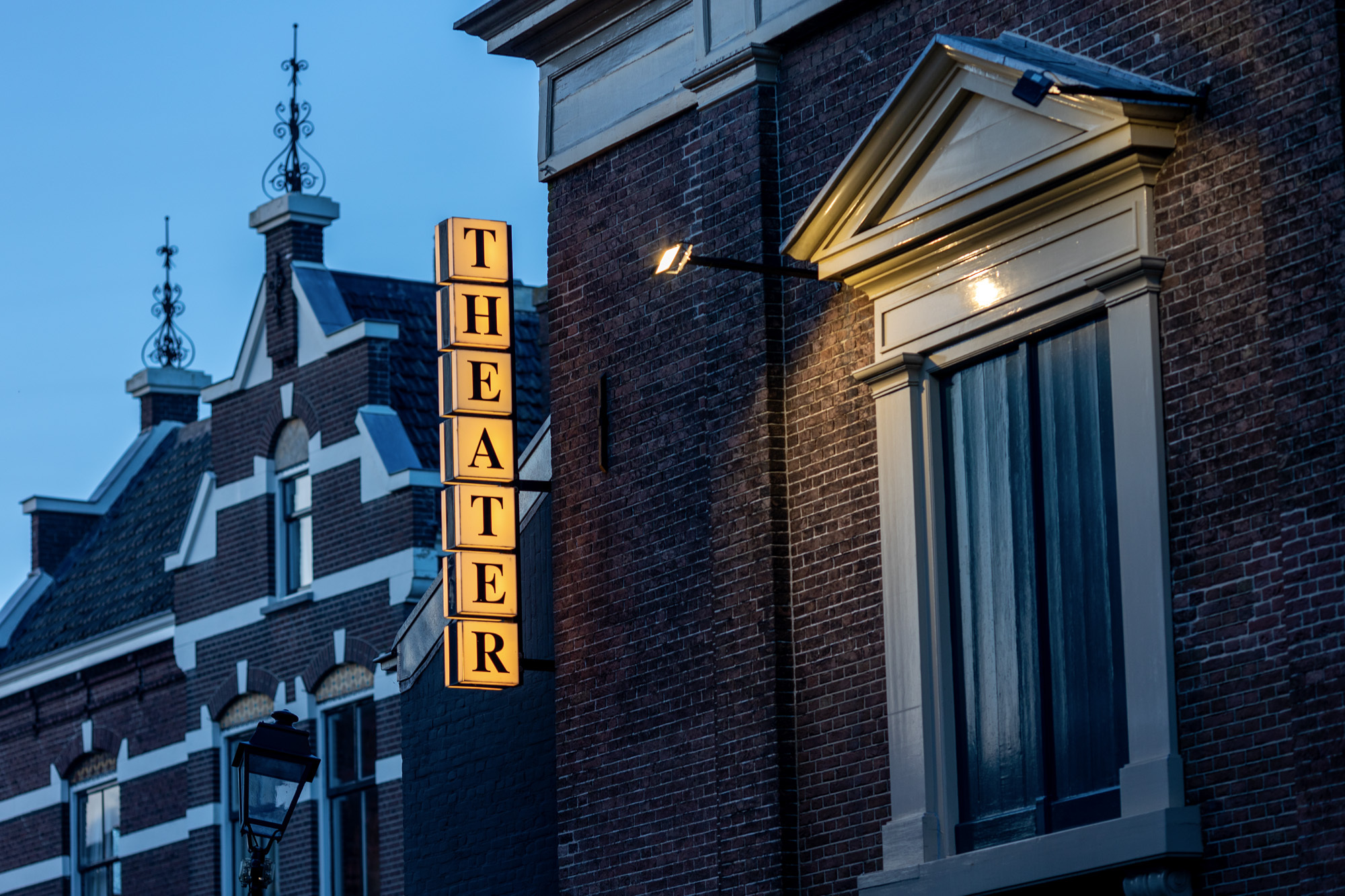 Neon licht bord met theater